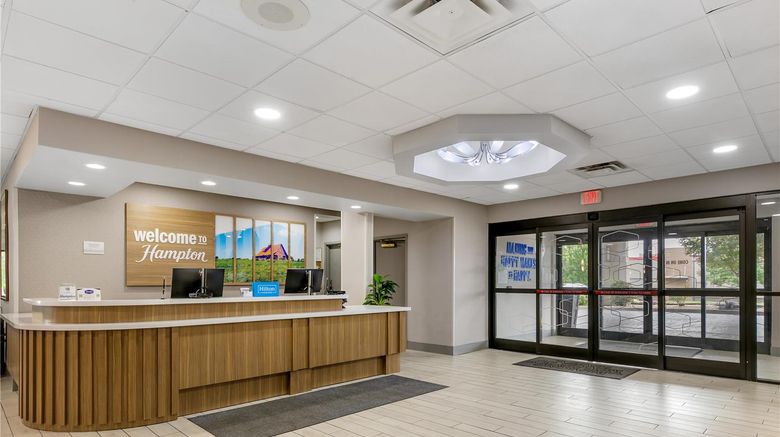 <b>Hampton Inn Richmond Lobby</b>. Images powered by <a href="https://iceportal.shijigroup.com/" title="IcePortal" target="_blank">IcePortal</a>.