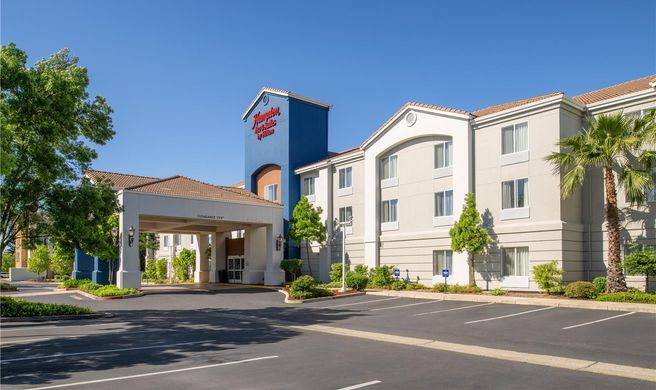 Hampton Inn & Suites Redding Exterior