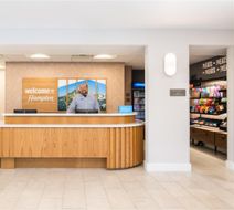 Hampton Inn & Suites Redding Lobby