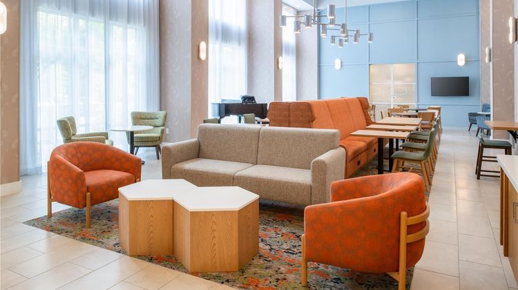 Hampton Inn & Suites Redding Lobby