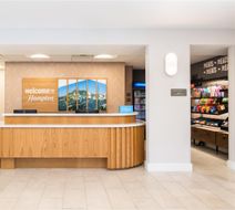 Hampton Inn & Suites Redding Lobby
