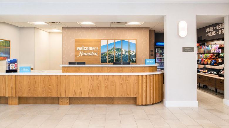 <b>Hampton Inn & Suites Redding Lobby</b>. Images powered by <a href="https://iceportal.shijigroup.com/" title="IcePortal" target="_blank">IcePortal</a>.