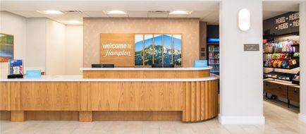 Hampton Inn & Suites Redding Lobby
