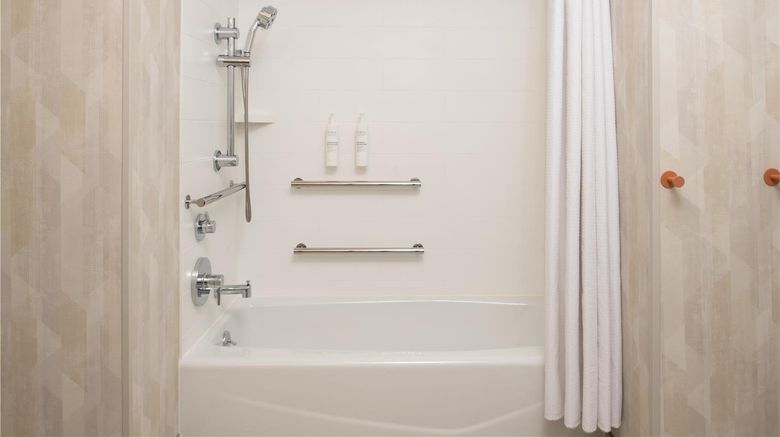<b>Hampton Inn & Suites Redding Room</b>. Images powered by <a href="https://iceportal.shijigroup.com/" title="IcePortal" target="_blank">IcePortal</a>.