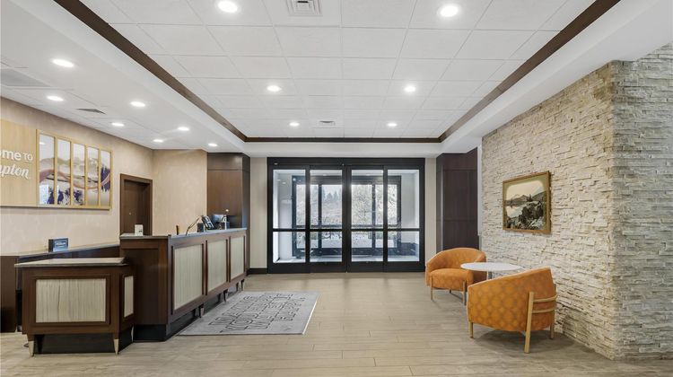 Hampton Inn & Suites Bend Lobby