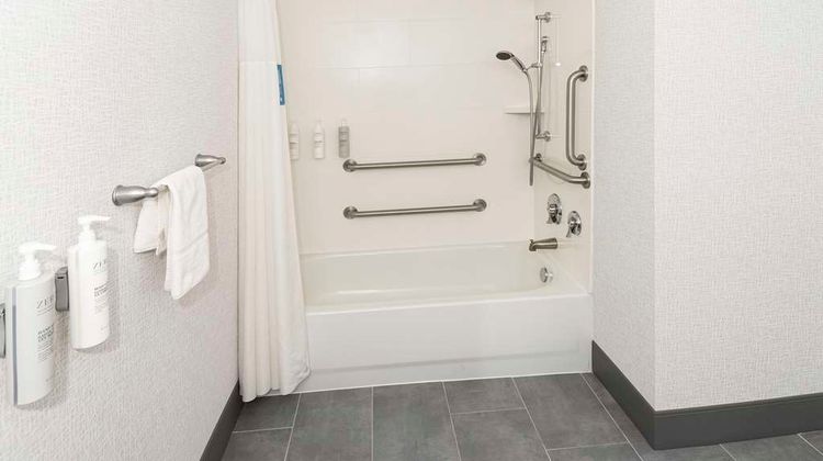 Hampton Inn & Suites Raleigh Downtown Room