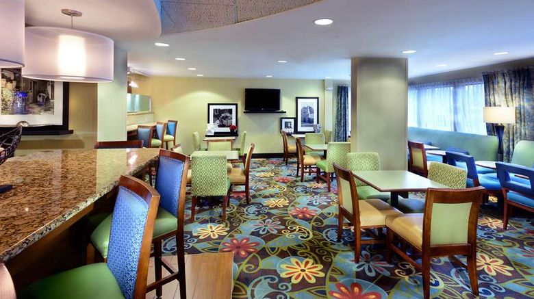 <b>Hampton Inn Raleigh Town of Wake Forest Lobby</b>. Images powered by <a href="https://iceportal.shijigroup.com/" title="IcePortal" target="_blank">IcePortal</a>.