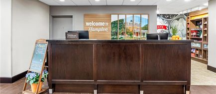 Hampton Inn DeKalb Lobby