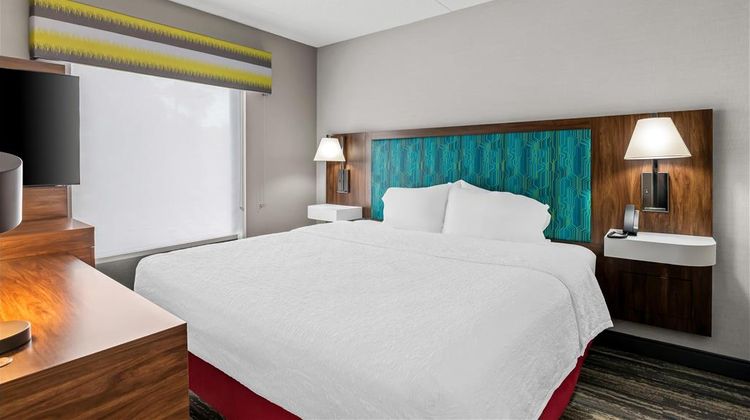 Hampton Inn & Suites Virginia Center Room