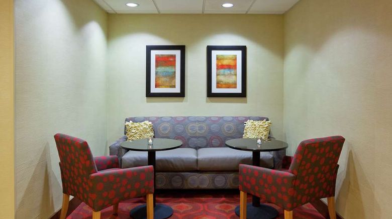 <b>Hampton Inn Rockford Lobby</b>. Images powered by <a href="https://iceportal.shijigroup.com/" title="IcePortal" target="_blank">IcePortal</a>.