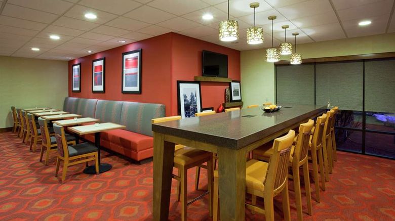 <b>Hampton Inn Rockford Lobby</b>. Images powered by <a href="https://iceportal.shijigroup.com/" title="IcePortal" target="_blank">IcePortal</a>.