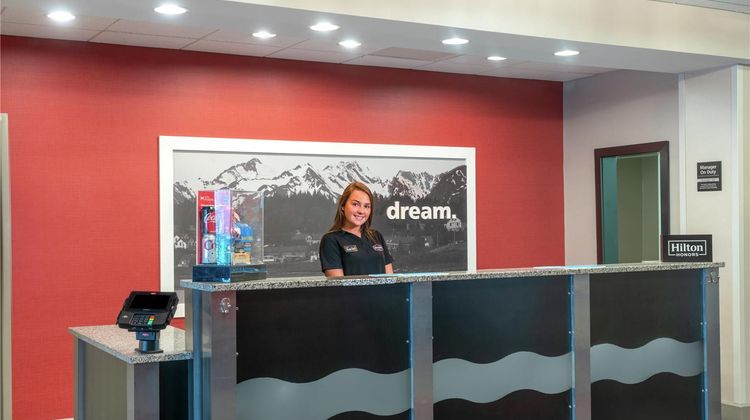 Hampton Inn & Suites, Roanoke Airport Lobby