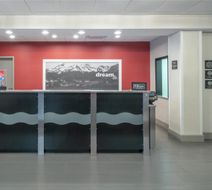 Hampton Inn & Suites, Roanoke Airport Lobby