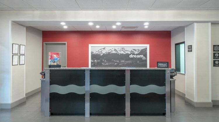 Hampton Inn & Suites, Roanoke Airport Lobby