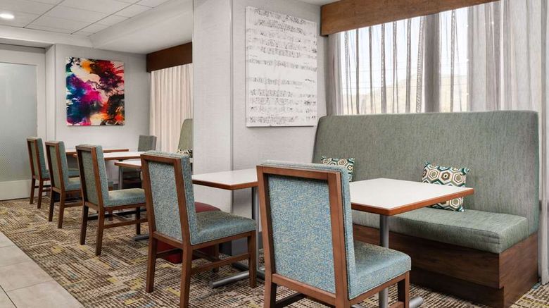 <b>Hampton Inn Roanoke-Hollins-I-81 Lobby</b>. Images powered by <a href="https://iceportal.shijigroup.com/" title="IcePortal" target="_blank">IcePortal</a>.