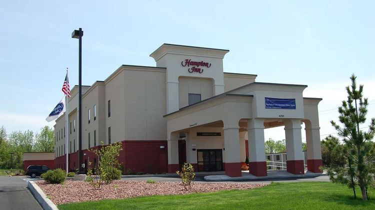 Hampton Inn Geneseo Exterior