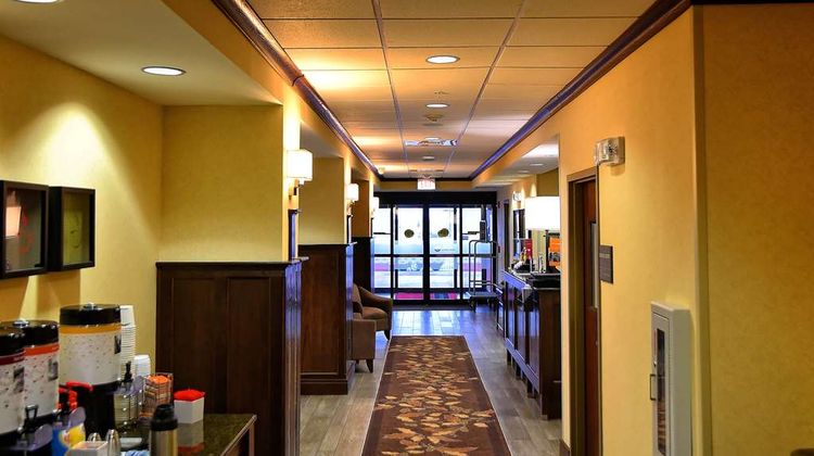 Hampton Inn Geneseo Lobby