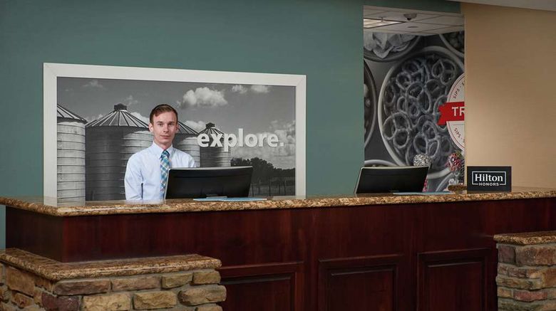 <b>Hampton Inn & Suites Rogers Lobby</b>. Images powered by <a href="https://iceportal.shijigroup.com/" title="IcePortal" target="_blank">IcePortal</a>.