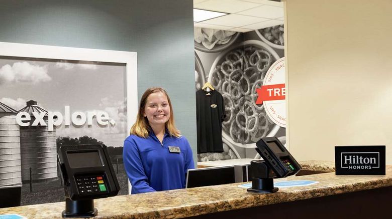 <b>Hampton Inn & Suites Rogers Lobby</b>. Images powered by <a href="https://iceportal.shijigroup.com/" title="IcePortal" target="_blank">IcePortal</a>.