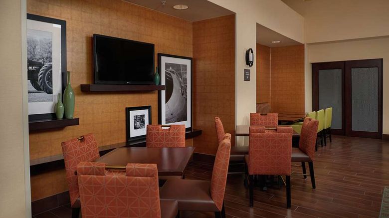 <b>Hampton Inn & Suites Rogers Lobby</b>. Images powered by <a href="https://iceportal.shijigroup.com/" title="IcePortal" target="_blank">IcePortal</a>.