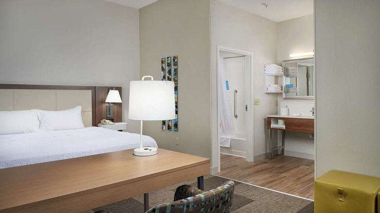<b>Hampton Inn & Suites Rogers Room</b>. Images powered by <a href="https://iceportal.shijigroup.com/" title="IcePortal" target="_blank">IcePortal</a>.