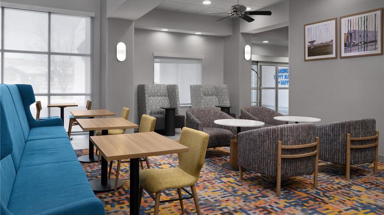 <b>Hampton Inn & Suites Roswell Lobby</b>. Images powered by <a href="https://iceportal.shijigroup.com/" title="IcePortal" target="_blank">IcePortal</a>.