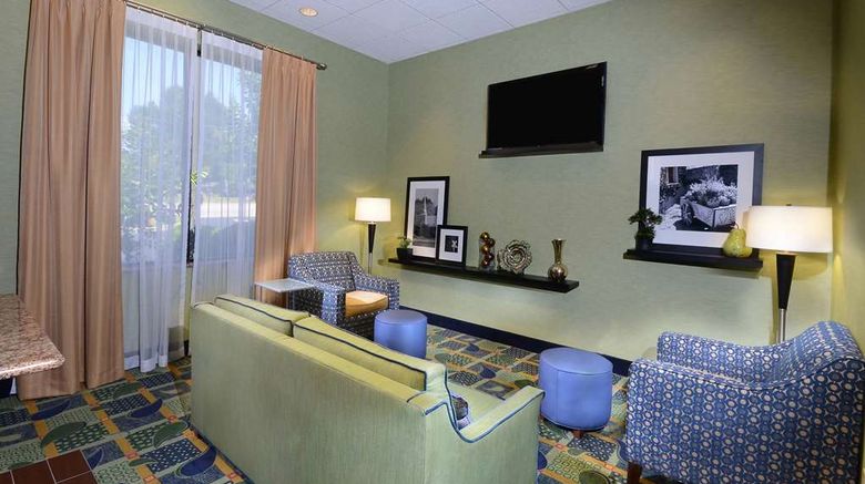 <b>Hampton Inn Roxboro Lobby</b>. Images powered by <a href="https://iceportal.shijigroup.com/" title="IcePortal" target="_blank">IcePortal</a>.