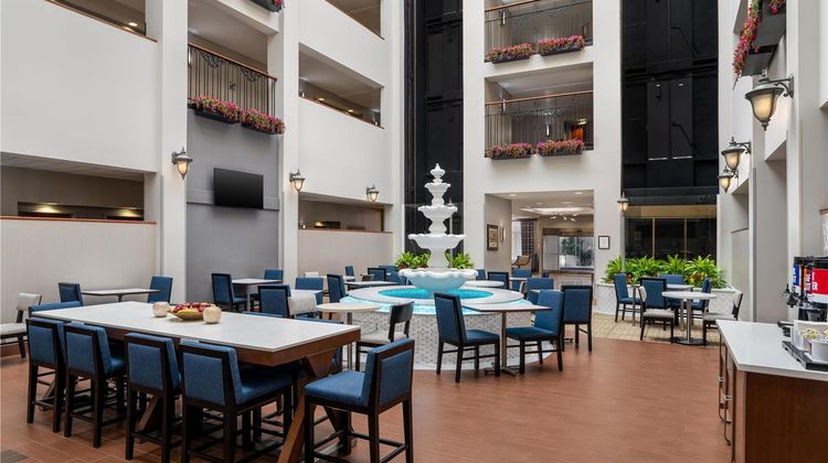 Hampton Inn & Suites Rockville Centre Lobby