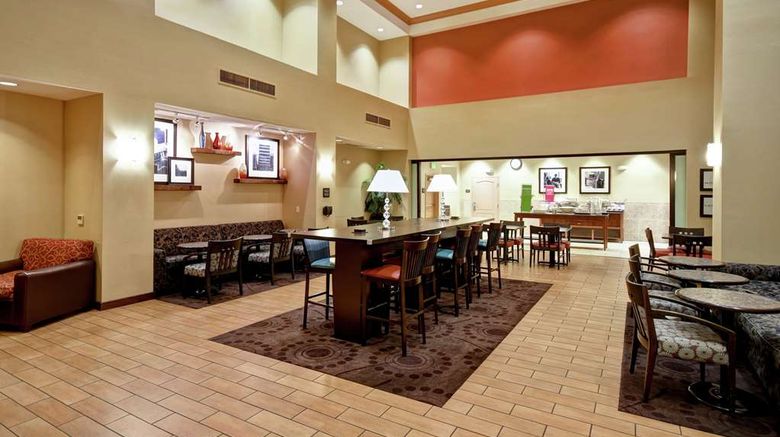<b>Hampton Inn & Suites Folsom Lobby</b>. Images powered by <a href="https://iceportal.shijigroup.com/" title="IcePortal" target="_blank">IcePortal</a>.