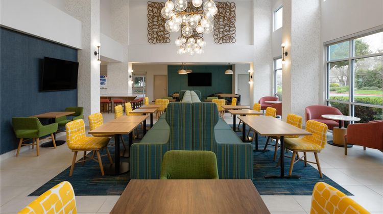 Hampton Inn & Suites Sacramento Airport Lobby