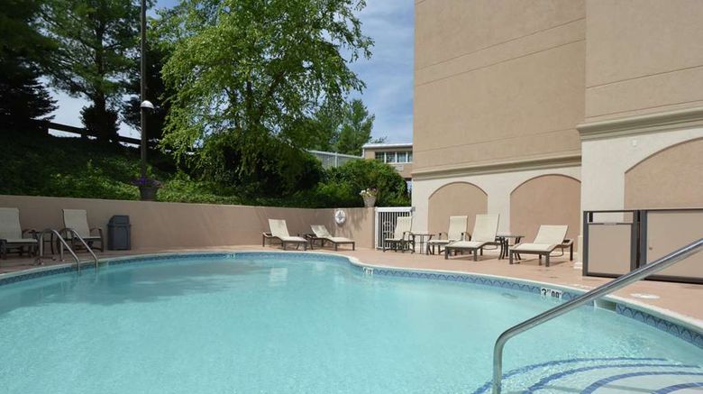 <b>Hampton Inn-Salem Pool</b>. Images powered by <a href="https://iceportal.shijigroup.com/" title="IcePortal" target="_blank">IcePortal</a>.