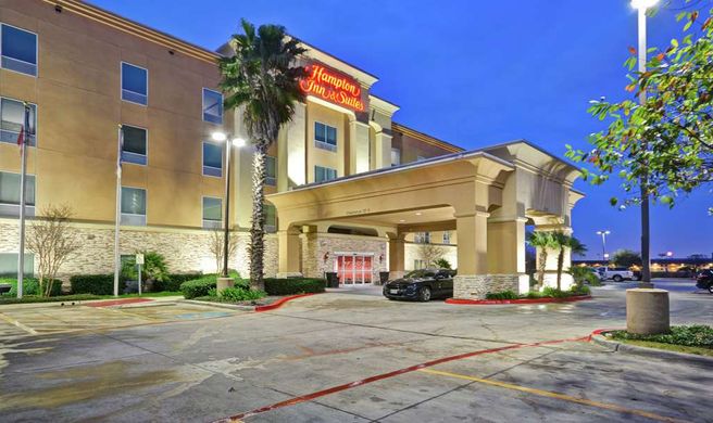 Hampton Inn & Suites Northeast I-35 Exterior