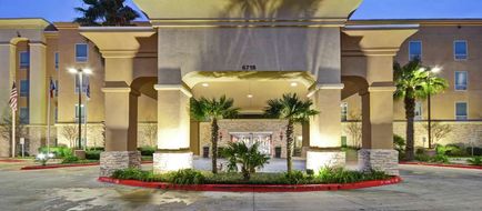 Hampton Inn & Suites Northeast I-35 Exterior