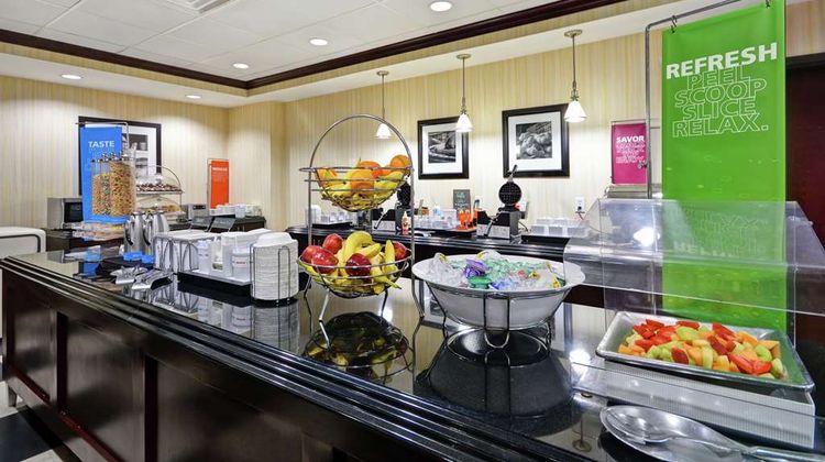 Hampton Inn & Suites Northeast I-35 Restaurant