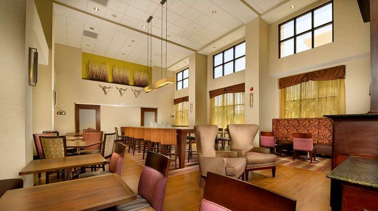 <b>Hampton Inn & Suites San Antonio-Airport Lobby</b>. Images powered by <a href="https://iceportal.shijigroup.com/" title="IcePortal" target="_blank">IcePortal</a>.