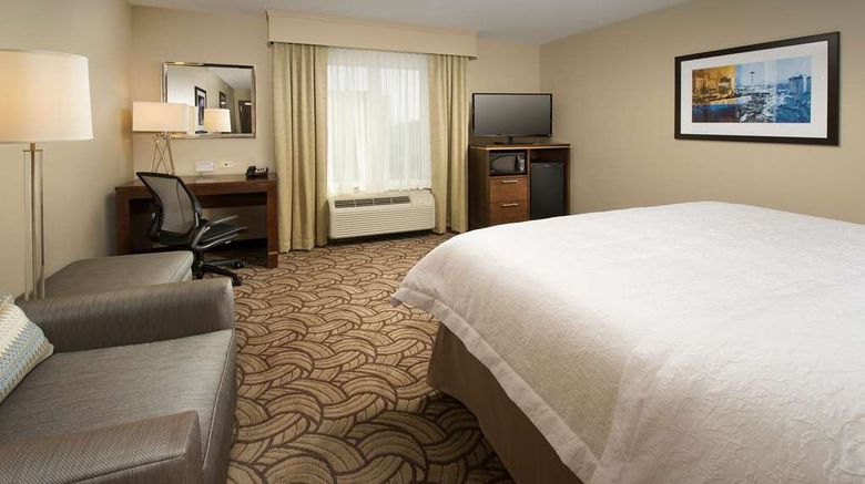<b>Hampton Inn & Suites Downtown/Market Sq Room</b>. Images powered by <a href="https://iceportal.shijigroup.com/" title="IcePortal" target="_blank">IcePortal</a>.