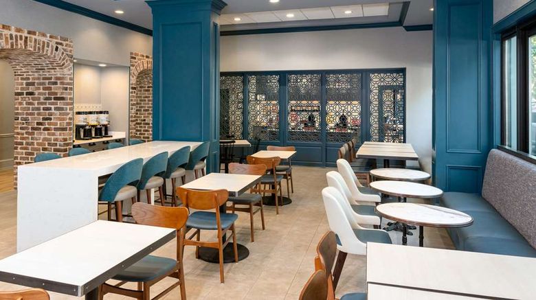 <b>Hampton Inn Savannah-Historic District Restaurant</b>. Images powered by <a href="https://iceportal.shijigroup.com/" title="IcePortal" target="_blank">IcePortal</a>.