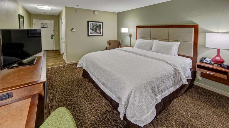 <b>Hampton Inn Savannah - I-95 North Room</b>. Images powered by <a href="https://iceportal.shijigroup.com/" title="IcePortal" target="_blank">IcePortal</a>.
