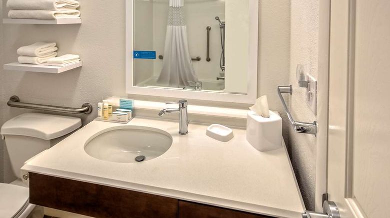 <b>Hampton Inn Savannah - I-95 North Room</b>. Images powered by <a href="https://iceportal.shijigroup.com/" title="IcePortal" target="_blank">IcePortal</a>.