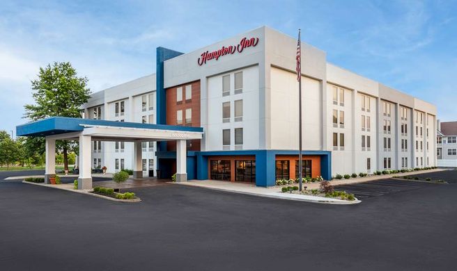 Hampton Inn Louisville Airport Exterior