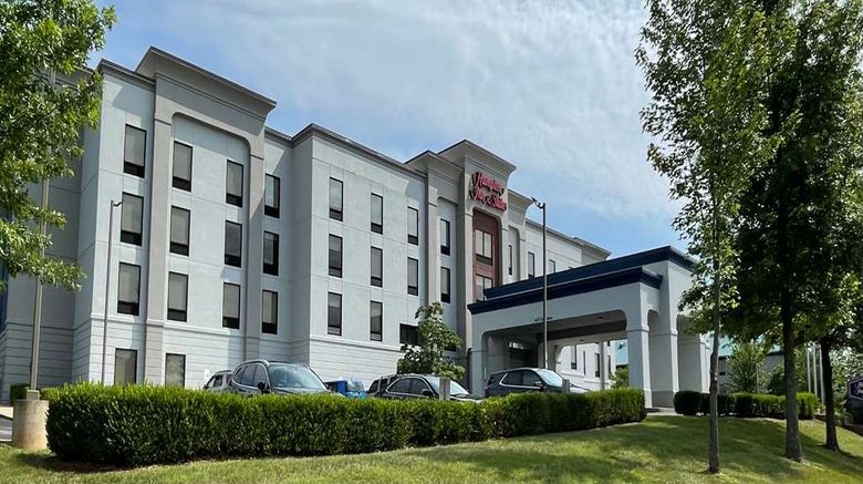 <b>Hampton Inn & Suites Louisville East Exterior</b>. Images powered by <a href="https://iceportal.shijigroup.com/" title="IcePortal" target="_blank">IcePortal</a>.