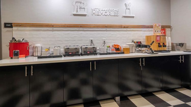 Hampton Inn & Suites DuPont Restaurant
