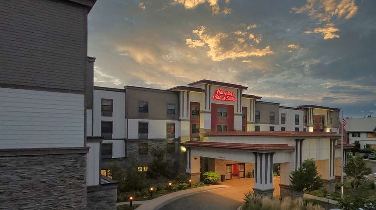 Hampton Inn & Suites DuPont Exterior