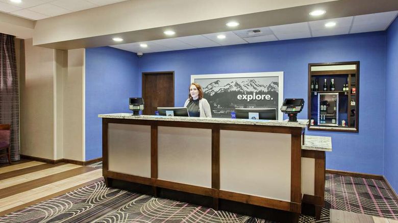 <b>Hampton Inn Seattle/Everett Lobby</b>. Images powered by <a href="https://iceportal.shijigroup.com/" title="IcePortal" target="_blank">IcePortal</a>.