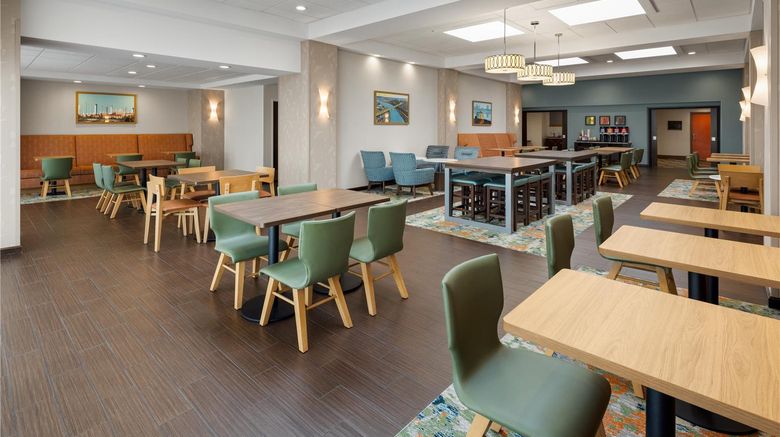 <b>Hampton Inn Seattle/Everett Restaurant</b>. Images powered by <a href="https://iceportal.shijigroup.com/" title="IcePortal" target="_blank">IcePortal</a>.