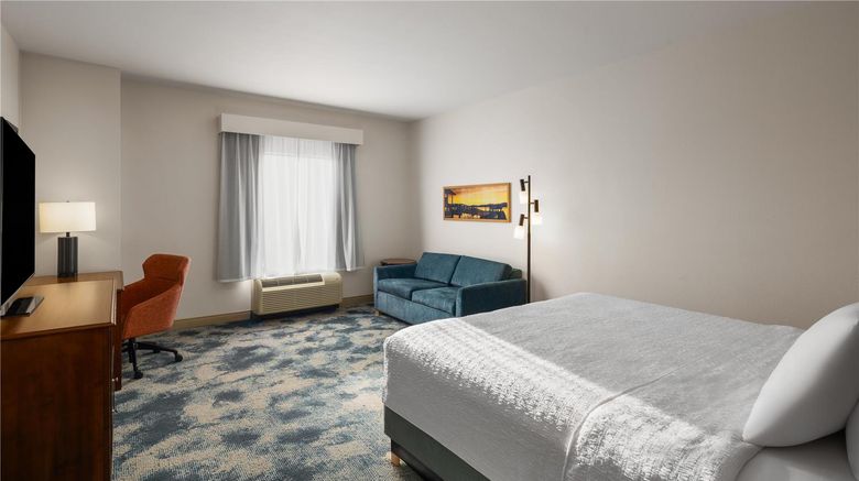 <b>Hampton Inn Seattle/Everett Room</b>. Images powered by <a href="https://iceportal.shijigroup.com/" title="IcePortal" target="_blank">IcePortal</a>.
