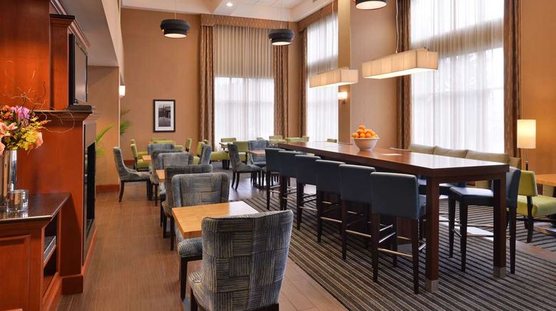 <b>Hampton Inn & Suites Tacoma-Mall Lobby</b>. Images powered by <a href="https://iceportal.shijigroup.com/" title="IcePortal" target="_blank">IcePortal</a>.