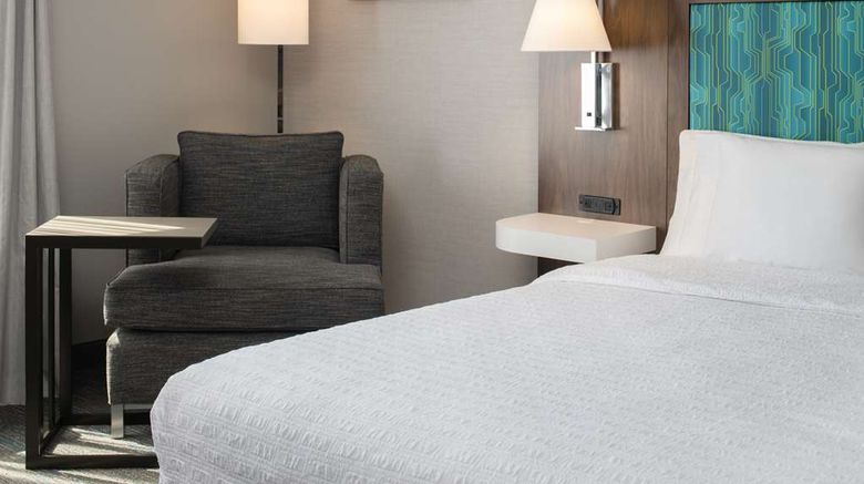 <b>Hampton Inn & Suites Seattle-Airport/28 Room</b>. Images powered by <a href="https://iceportal.shijigroup.com/" title="IcePortal" target="_blank">IcePortal</a>.