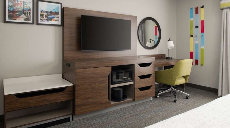 <b>Hampton Inn & Suites Seattle-Airport/28 Room</b>. Images powered by <a href="https://iceportal.shijigroup.com/" title="IcePortal" target="_blank">IcePortal</a>.