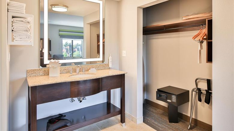 <b>Hampton Inn & Suites Seattle/Kent Room</b>. Images powered by <a href="https://iceportal.shijigroup.com/" title="IcePortal" target="_blank">IcePortal</a>.